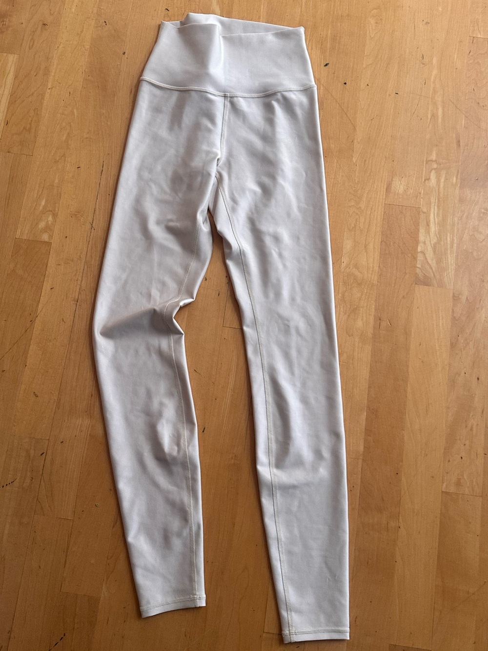 ALO Yoga High-Rise Leggings In Macadamia. XS